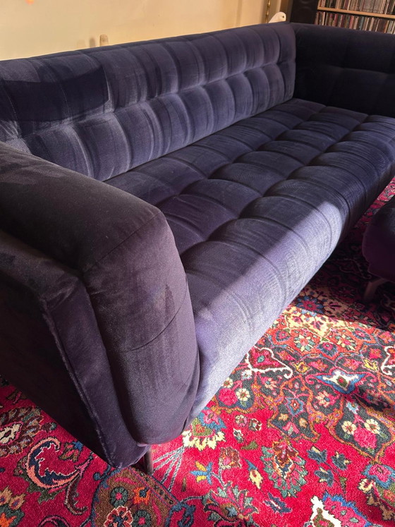 Image 1 of Stilvolles 3,5-Sitzer-Sofa mit passendem Hocker in dunkelblauem Samt