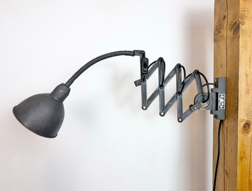Grijze industriële wandlamp met flexibele arm van Elektroinstala, jaren 60.