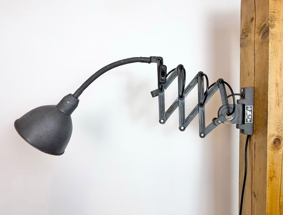 Image 1 of Grijze industriële wandlamp met flexibele arm van Elektroinstala, jaren 60.