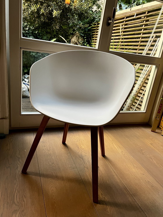 Image 1 of Hay AAC12 Stuhl - weiß mit Eichengestell