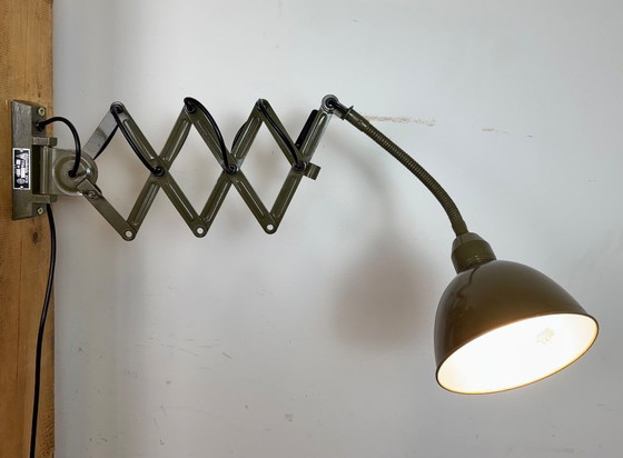 Image 1 of Applique murale à ciseaux verte de style militaire industriel, de Elektroinstala, années 1960