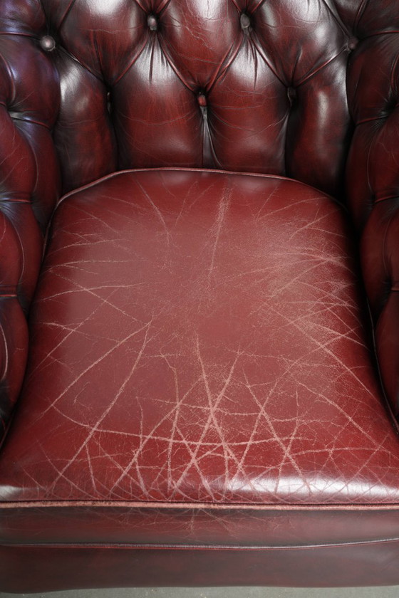Schicker, gelebter englischer Chesterfield Club-Sessel in zeitlosem Rot – Leather, Klassiek (photo 6 of 13)