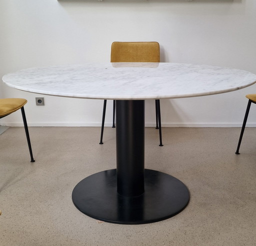 Table de salle à manger Gubi 2.0, marbre blanc, 130 cm