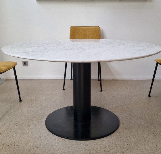 Image 1 of Table de salle à manger Gubi 2.0, marbre blanc, 130 cm