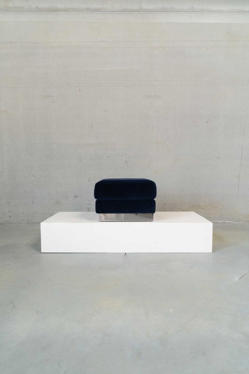 Pouf vintage entièrement rembourré en velours bleu profond