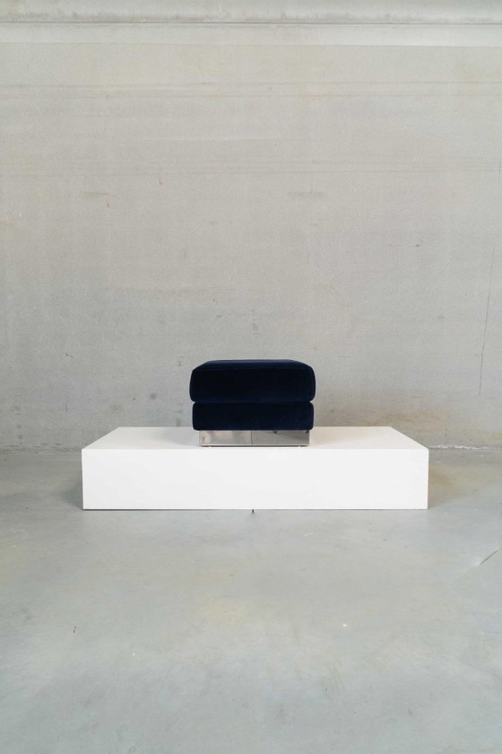 Image 1 of Pouf vintage completamente imbottito in velluto blu intenso