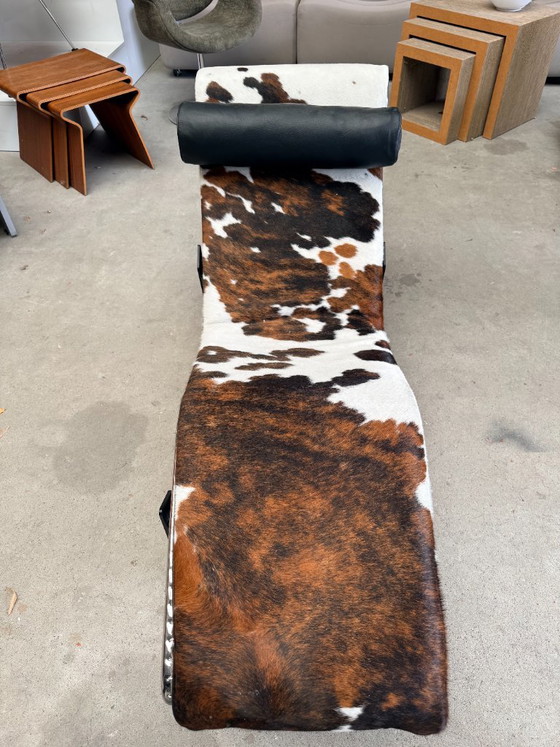 Cassina LC4 Chaiselongue in Pony von Le Corbusier – Chaise longue, Leather, Metal (photo 5 of 14)