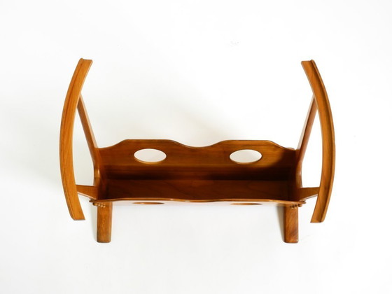 Image 1 of Preciosa mesa auxiliar moderna de mediados de siglo con revistero, fabricada en madera de fresno y cristal.