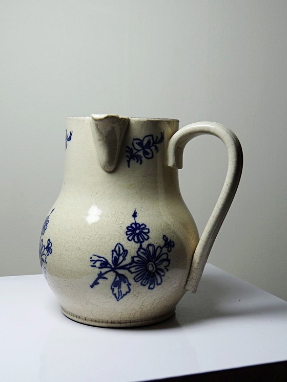 Image 1 of Jarra de loza fina con decoración azul, atribuida a Saint-Uze, siglo XIX.