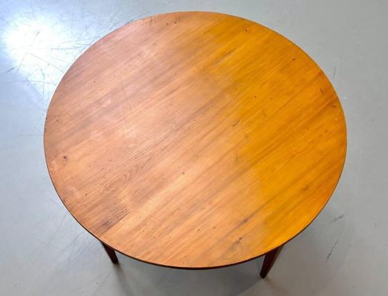 Image 1 of Round dining table made of solid alder wood