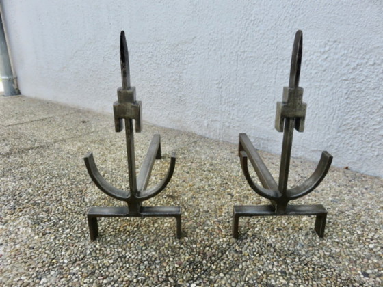 Image 1 of Paar modernistisch gesmede en gehamerde stalen vuurijzers, Frankrijk, 1950