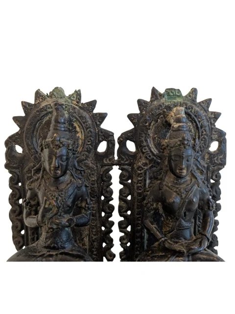 Antico Altare Domestico Nepalese in Bronzo Shiva e Parvati con Oro – Vetrine, Bronze, Gold (photo 7 of 9)
