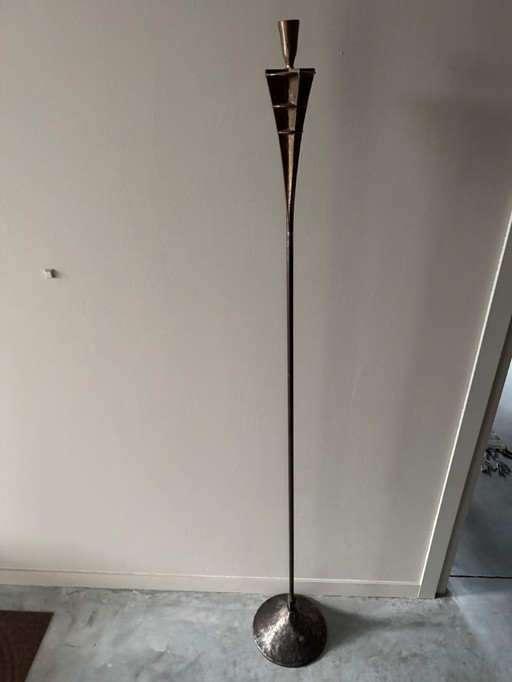 Einzigartiger, handgeschmiedeter Kerzenständer im brutalistischen Stil der Mitte des 20. Jahrhunderts.