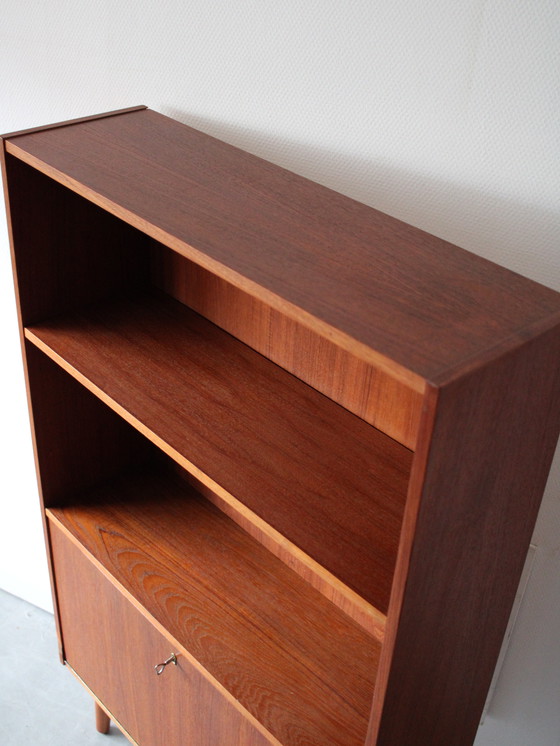 Image 1 of Vintage Deense boekenkast met klep