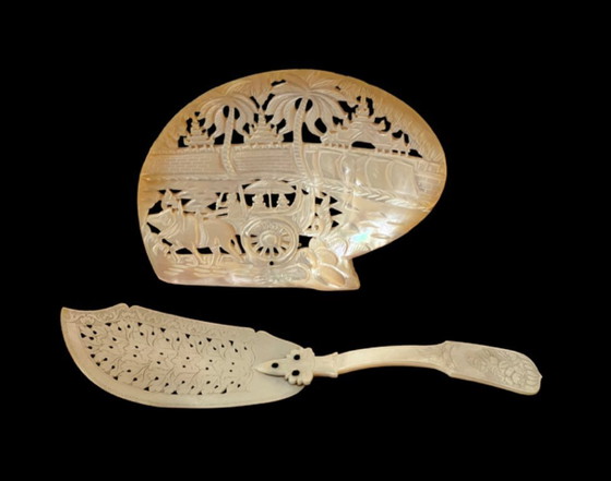 Image 1 of Old mother-of-pearl cutting board and cake/fish knife