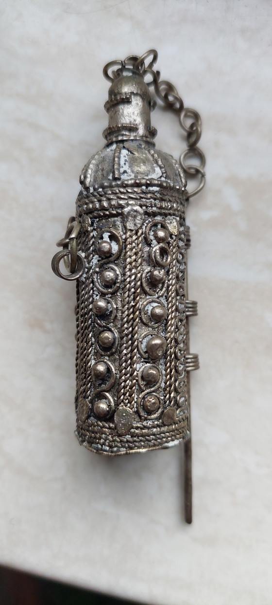 Image 1 of 2 héél aparte vintage parfumflesjes uit Jemen 