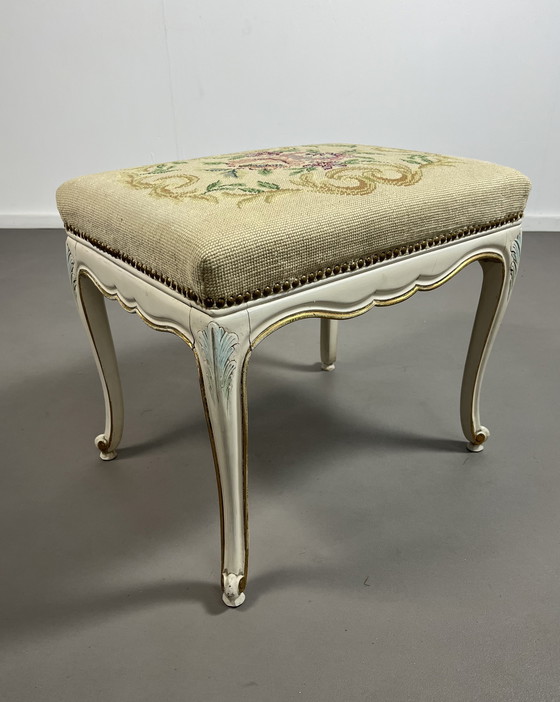 Image 1 of Tabouret ancien de style Louis XV, d'inspiration italienne ou française.