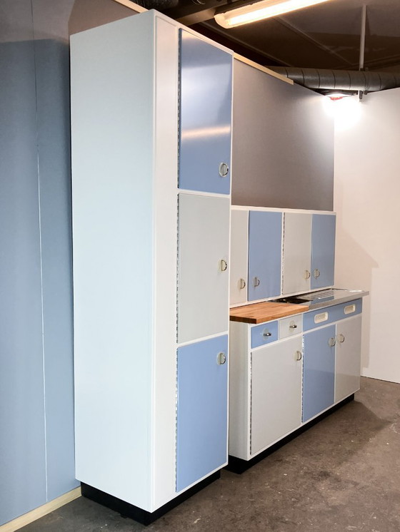 Image 1 of Muebles de cocina, azul pastel y gris claro, estilo años 60, mediados de siglo.