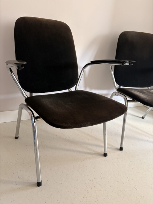 Juego de 2 sillones vintage cromados con tapicería de terciopelo negro.