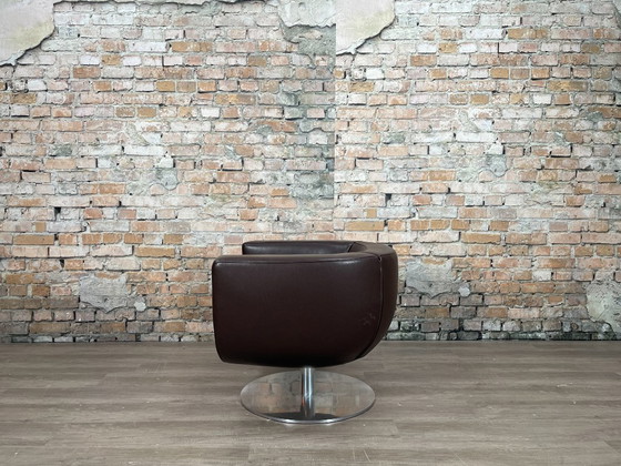 B&B Italia Tulip Armchair - marrone | Jeffrey Bernett, Sedie girevoli, Pelle, Metallo, Modern (foto 4 di 8)
