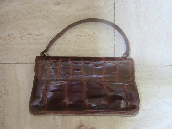 Image 1 of Bolso clásico retro de piel charol marrón oscuro con relieve de cocodrilo, forrado en ante.
