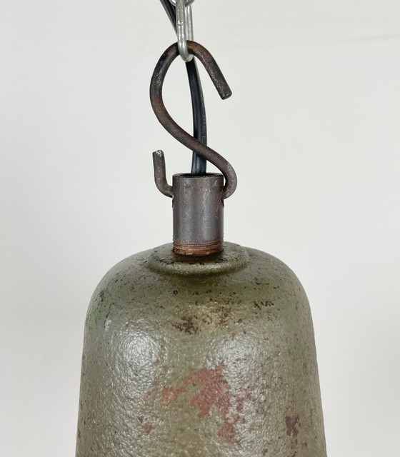 Image 1 of Industrielle Fabriklampe mit emaillierten Produkten und gusseisernem Aufsatz, 1960er Jahre