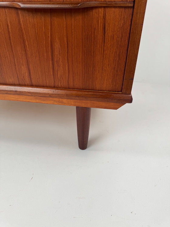 Image 1 of Dänische Teakholzkommode – Elegante Handwerkskunst der Mitte des 20. Jahrhunderts