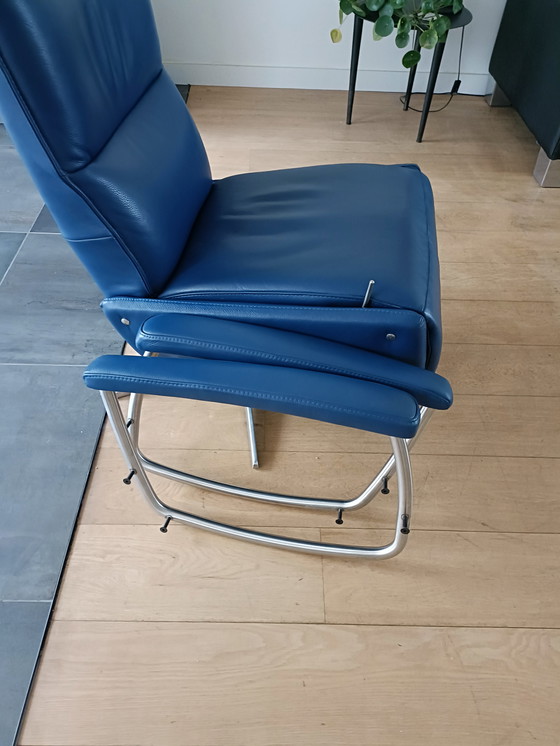 Image 1 of Poltrona relax in pelle blu.