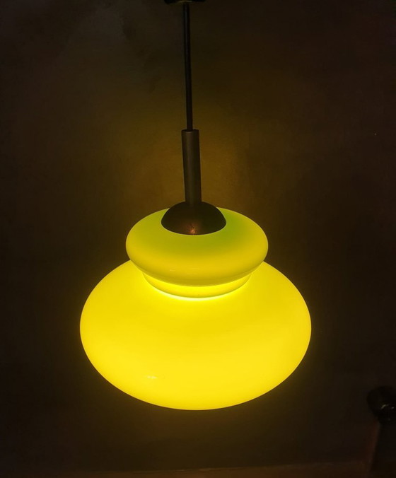 Image 1 of Lampe suspendue de l'ère spatiale / Mid Century d'un vert profond avec un abat-jour en verre opalin.