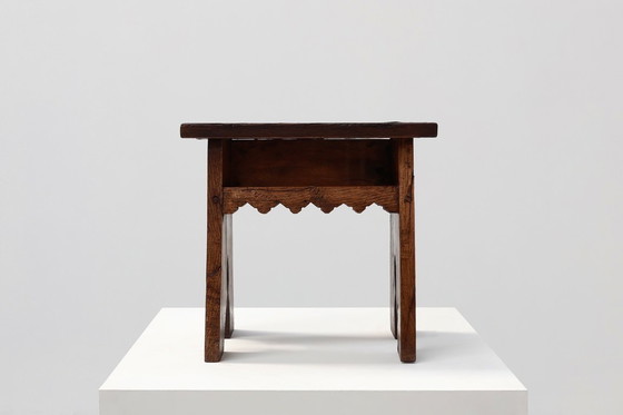 Image 1 of Neo Gotische massief eikenhouten rechthoekig gesneden kruk, Frankrijk ca. 1900