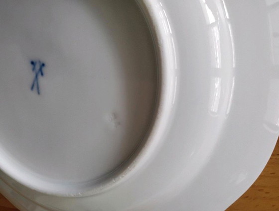 Image 1 of 4 vintage Meissen porseleinen taartschalen met bloemmotief en gouden rand.