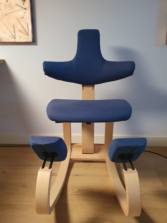 Varier Thatsit Balans silla de rodillas, textil azul, Sillas de oficina, Madera, Scandinavian (foto 2 de 6)