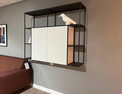 Interstar kast hangend