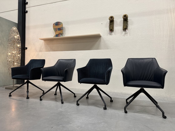 Image 1 of 4 Sedie da pranzo Leolux Callas in tessuto blu/pelle