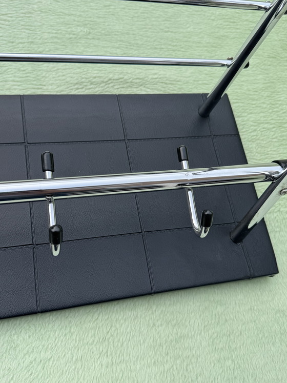 Image 1 of Seltene, ikonische Wandgarderobe aus den Sechzigerjahren | Verchromtes Rohrgestell | Sammlerwert & Museumszustand