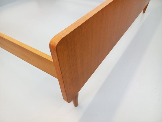 Image 1 of Lit double vintage style scandinave en teck des années 60 avec chevets suspendues et lampes intégrées