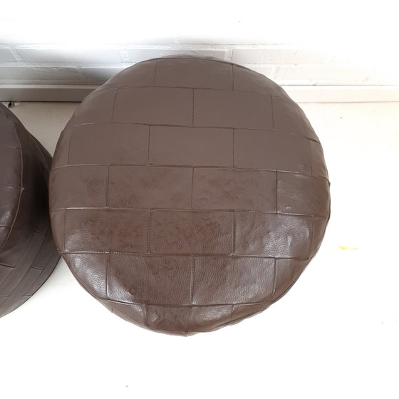 2x Vintage Round Patchwork Leather Pouf Dark Brown 1970s – Footstools & poufs (photo 5 of 7)