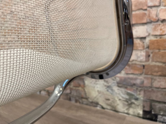 Vitra EA 107 – Wit Netweave Chroom | Charles & Ray Eames – Vergaderstoel, Textile, Aluminium (photo 16 of 17)