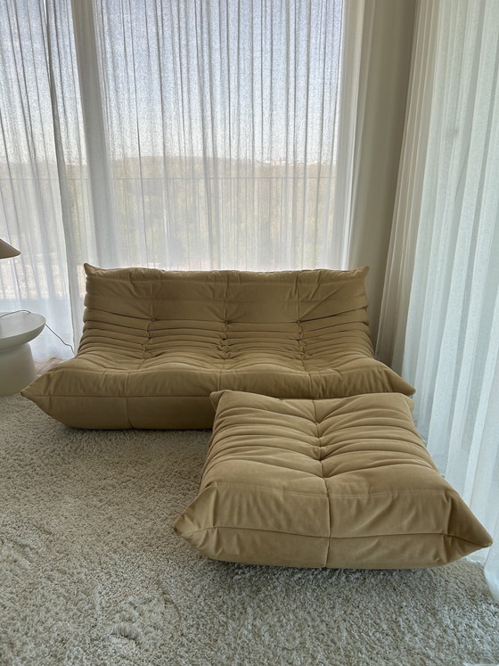 Image 1 of Asiento de 3 plazas, de 1 plaza y otomana Togo Ligne Roset Alcantara Saddle