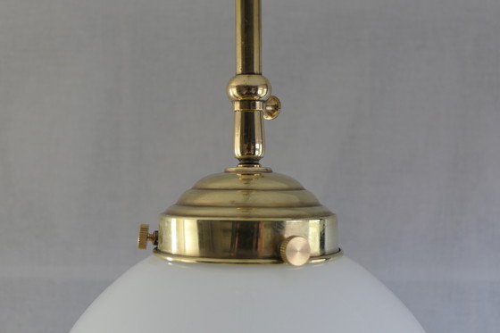 Image 1 of Art Déco – 3 lampade da scuola, lampadario a sospensione con vetro opalino e struttura in ottone - Altezza regolabile