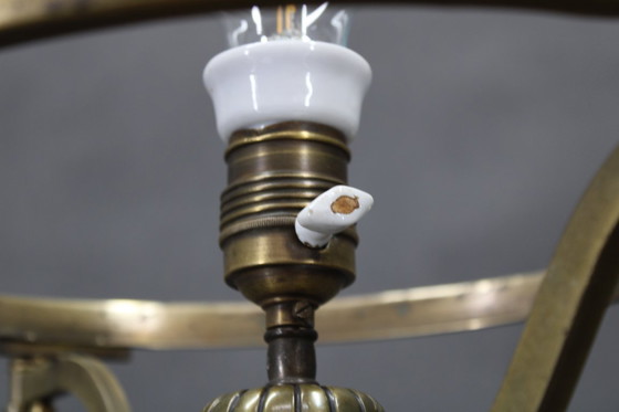 Image 1 of Lampe de table en laiton restaurée des années 1930 avec base en bois et abat-jour en verre