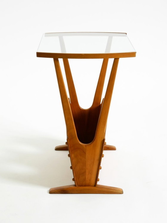 Image 1 of Preciosa mesa auxiliar moderna de mediados de siglo con revistero, fabricada en madera de fresno y cristal.