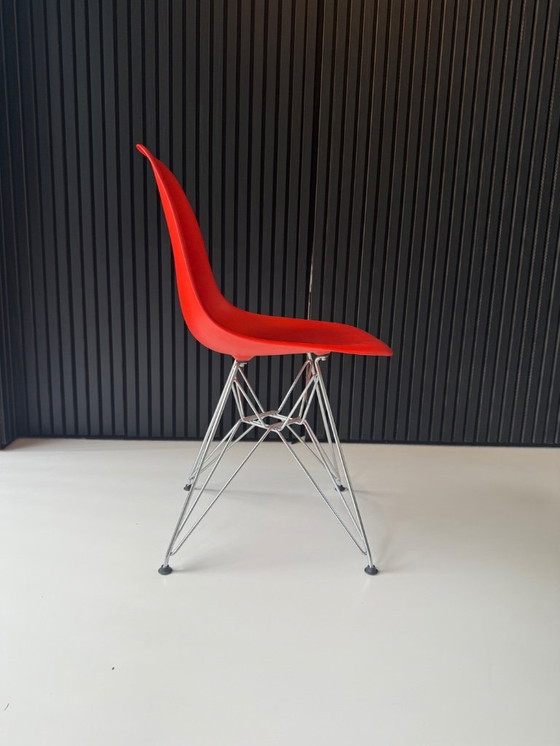 Image 1 of 4x Sillas laterales de plástico Eames DSR VITRA