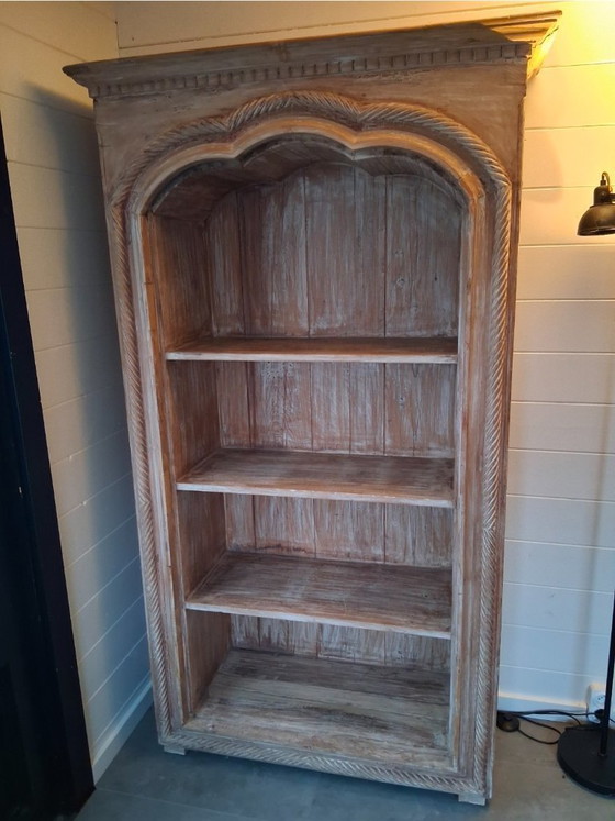 Image 1 of Armoire rustique sculptée à la main