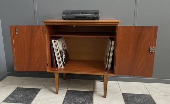 Image 1 of La parte superiore del giradischi/mobile audio può ruotare negli anni '60