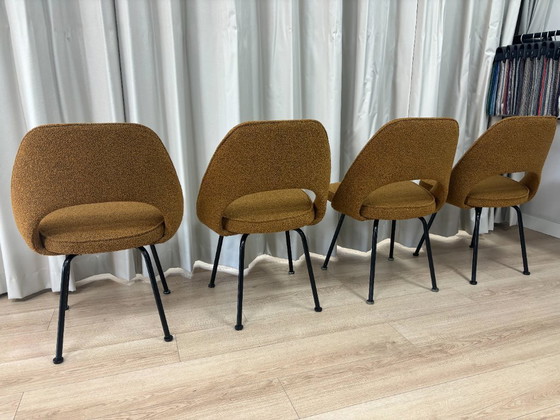 Image 1 of Juego de 4 Sillas Knoll Saarinen | Bouclé Amarillo Ocre | Recién tapizadas