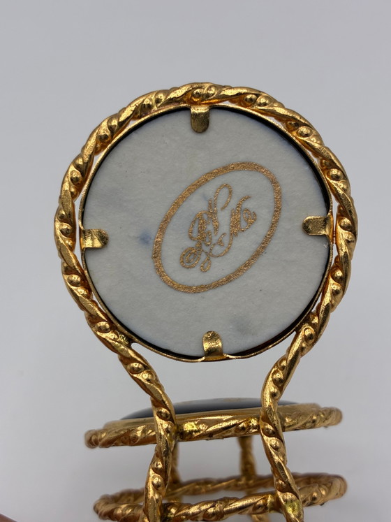 Miniaturstuhl aus vergoldetem Metall und Limoges-Porzellan – elegantes Dekor in Marineblau und Gold (photo 4 of 7)