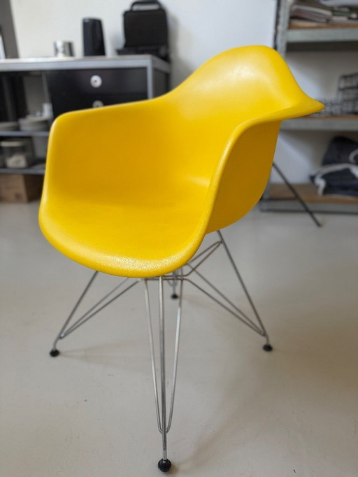 Set of 8 chairs reproduction of the Vitra Eames DAR