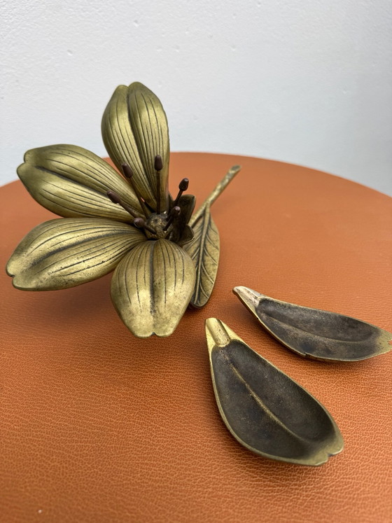 Posacenere a fiore in ottone massiccio anni '60, Oggetti decorativi, Dorato (foto 10 di 15)