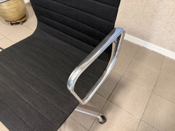 Vitra | Eames | EA119 | Schwarzer Hopsak | 1 Stück – Bürostühle, Aluminium (photo 9 of 14)